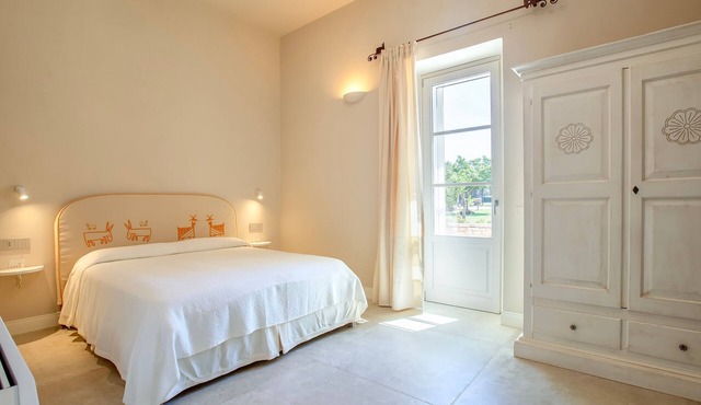 Room 'Maria' with Shared Pool, Wi-Fi and Air Conditioning
