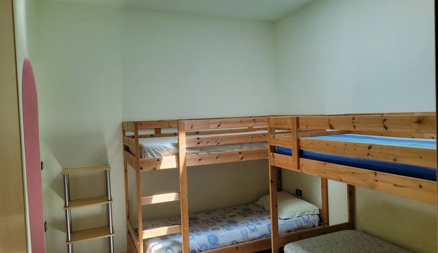 Room with 4 bunk beds for rent, with a private en suite bathroom