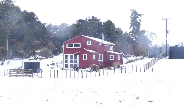 Rustic charming converted barn, 10 minutes from Tongariro National Park in Raurimu