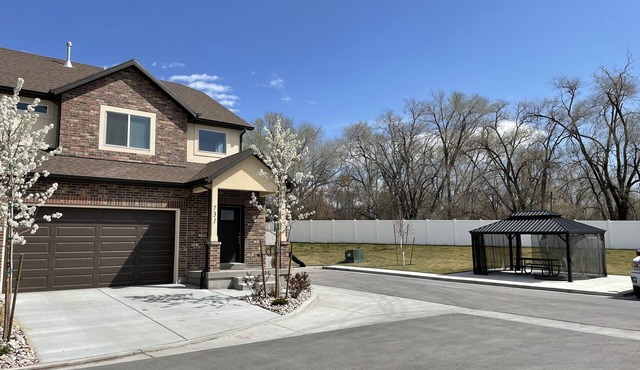 Secluded townhome midway between downtown & skiing; min from shops, & dining in Midvale
