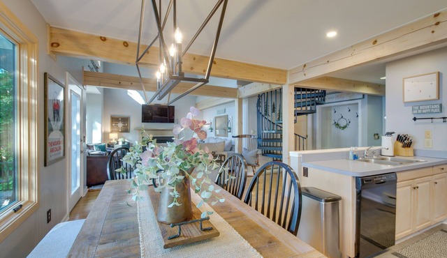 Serene Hideaway with Views, 1 Mi to Hike & Ski! in Wintergreen Resort
