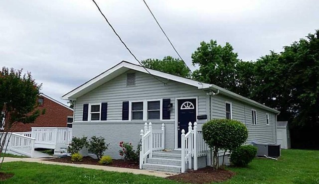Spacious Family Stay, Large Dining, 3 Cozy Bedrooms, Home Near Buckroe Beach in Hampton