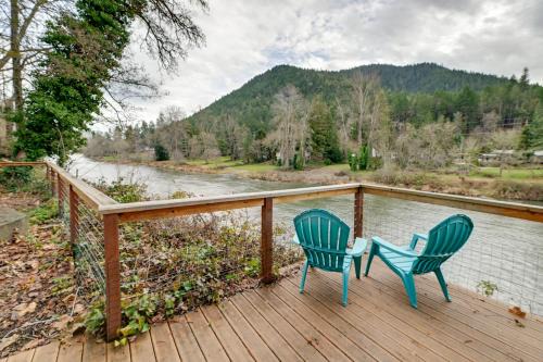 Spacious Grants Pass Home w/Hot Tub & River Views in Grants Pass