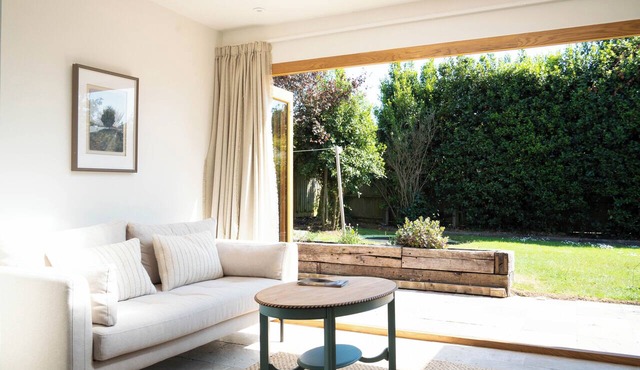 Spacious seaside home, stroll to the beach! A perfect Isle of Wight getaway. in Seaview