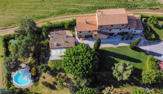 Splendida Villa con Piscina e Sauna, Belvedere Ostrense