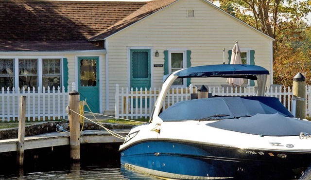 Squaw Lakefront Cottage minutes from Bank of NH Pavilion in Gilford