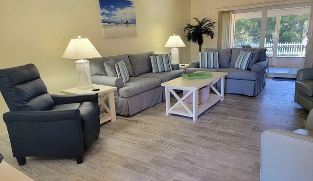 STEPS TO THE BEACH, SABTC 2BR/2BA VILLA, CLEAN, QUIET, POOLS, 5-STAR REVIEWS! in St. Augustine