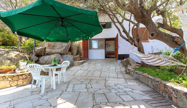 Studio Apartment with Sea View, Private Garden, and Air Conditioning
