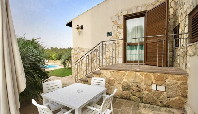 Studio 2 beds, about 35 sq m. Located on the raised ground floor. Living room with double bed, kitchenette, bathroom with shower.It can accommodate 2 to 3 people (1 double bed + 1 small sofa bed for a child up to 10 years old).A lovely private outdoor sp