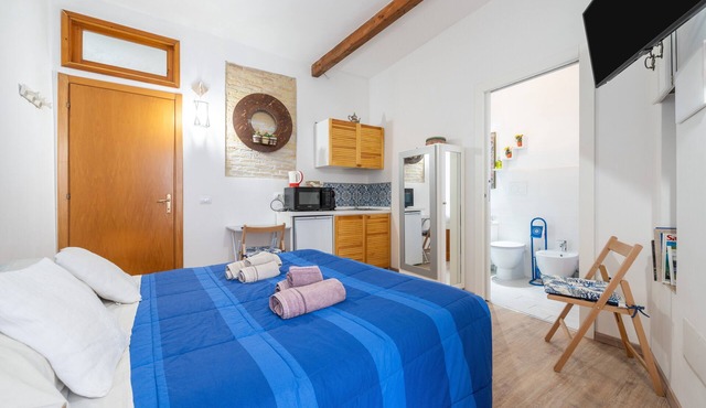 Studio Apartment 'Alla Marina Monolocale' with Balcony, Wi-Fi and Air Conditioning