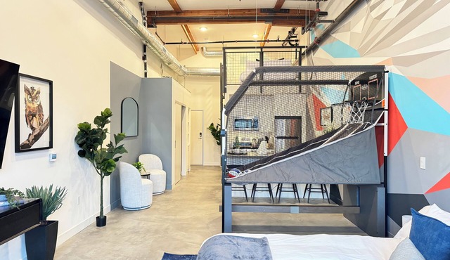 Studio-style loft with Garage door only 6 miles from Disney! in Santa Ana