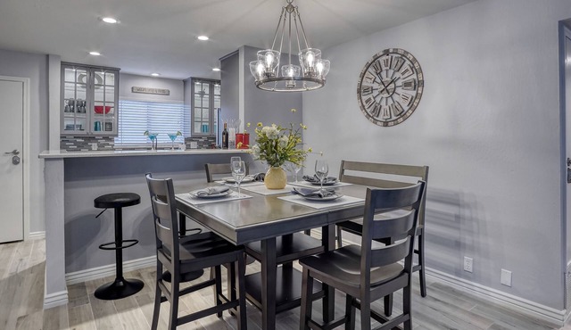 Stunning 2Bd/2Ba Old Town Condo comfortably Sleeps 6 in Scottsdale