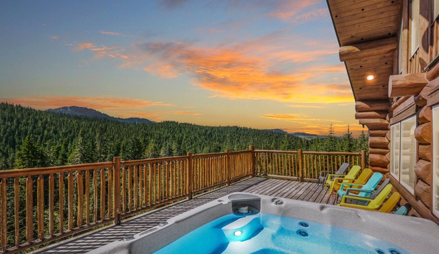 Stunning Log Mount Washington Chalet with Breathtaking Views of Strathcona Park in Mount Washington