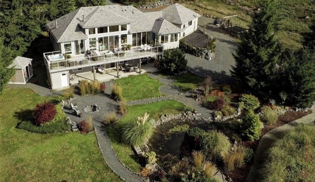 Stunning open style home set on 3 acres in the Seaside hamlet of Jordan River. in Jordan River