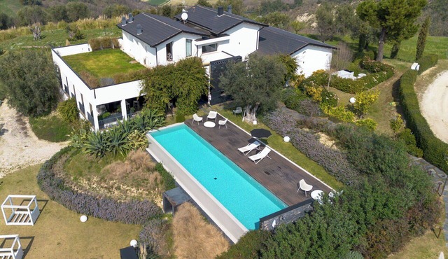 Stunning private villa for 10 guests with private pool, WIFI, A/C, TV, terrace and pets allowed