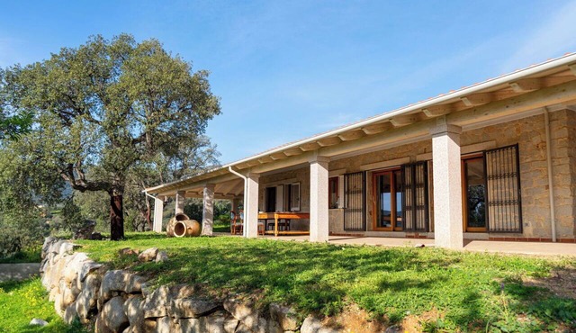Stunning private villa for 9 people with WIFI, hot tub, A/C, TV, patio and panoramic view