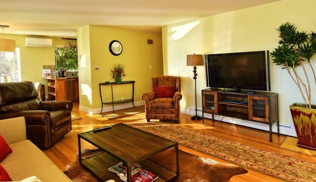 SUNNY & SPACIOUS 2BD CONDO - AC - GAS FIREPLACE - 5 STAR RATINGS in Seattle