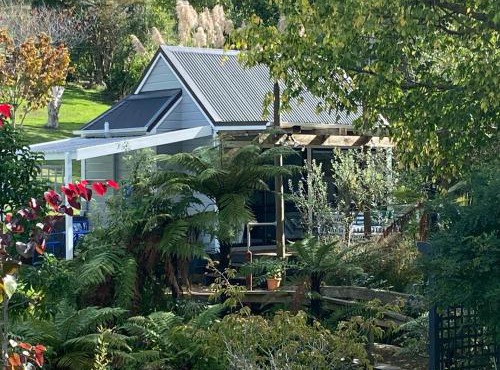 Superb Studio Retreat with Private Secluded Spa, plus Pool & BBQ access in Whanganui