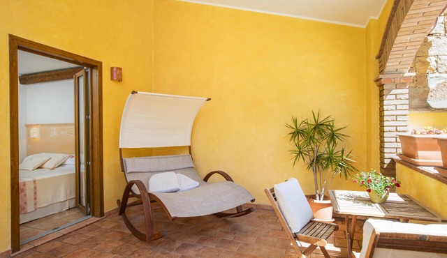 Superior room with king bed and private terrace less than 10 minutes from the Sea