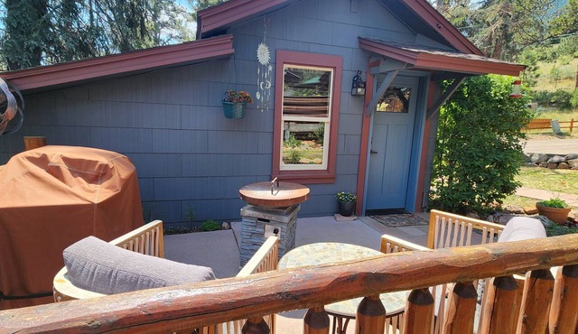 This mountain cabin is perfect for a couple or single person get away. in Cascade-Chipita Park