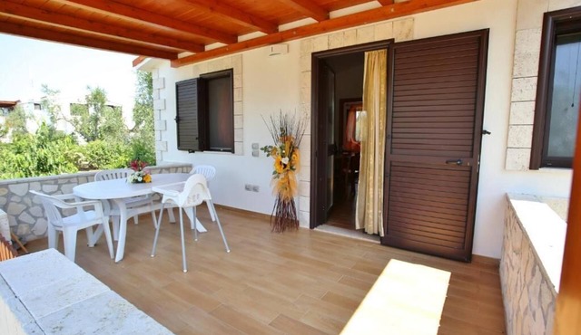 Three-room apartment 4/5 beds on the ground floor with private garden of about 150 square meters with barbecue and sun loungers.