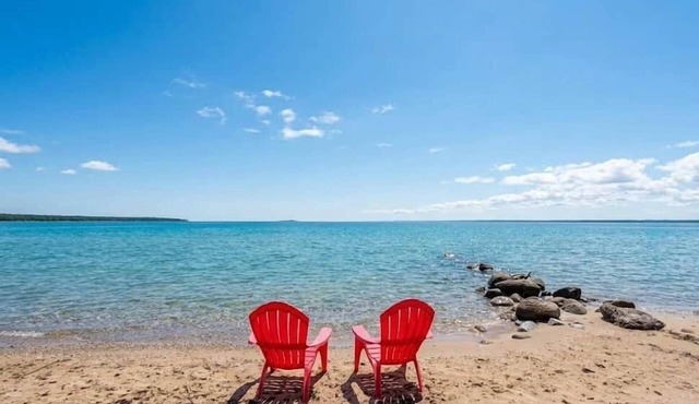 Tiny home with shared beach on Grand Traverse Bay in Northport