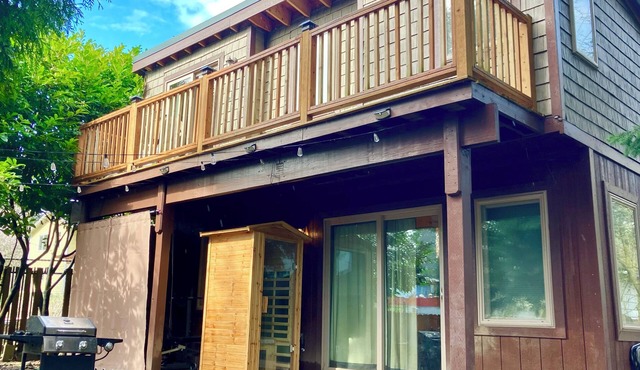 Tiny Mansion - Seattle! Make this Cozy, Custom Cottage your Seattle Summer Home! in Seattle