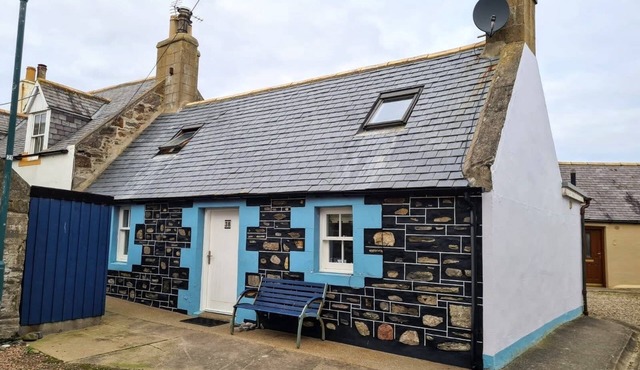 Traditional cottage close to harbour and beach in Sandend