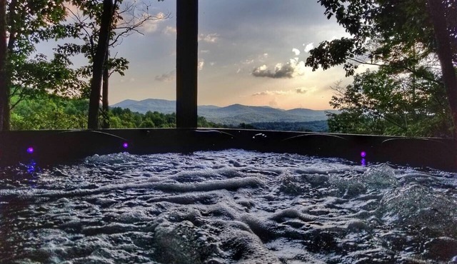 Trail`s End-Hot tub-Wi-Fi,-pets ok-Pool Table-Fireplace-Screened Porch-Activities in Morganton