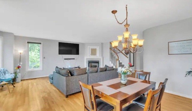 Unique Luxurious Waterfront in Hampton in Hampton
