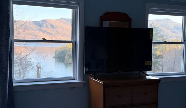 Vacation Home with 8 beds & fast WiFi with view of the Adirondacks & Lake George in Silver Bay