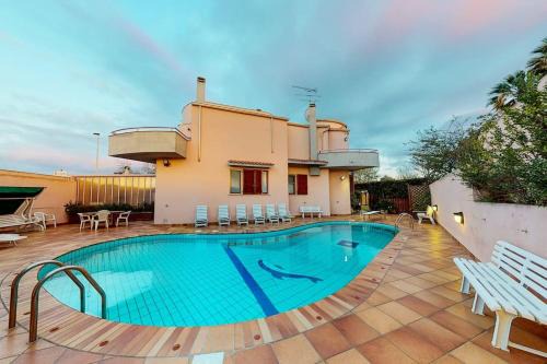 Villa con piscina e giardino a due passi dal mare.