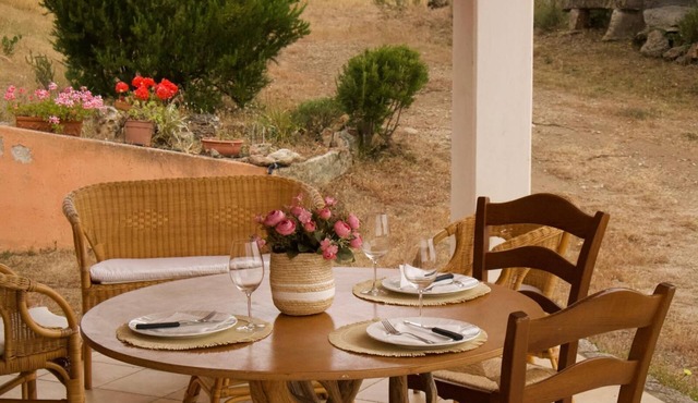Villa Cunconi: A unique panorama between the mountains and the sea