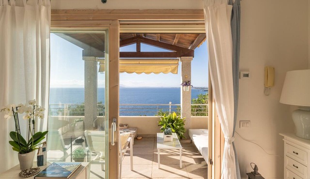 Villa Daisy Holiday Home with Sea View, Wi-Fi, and Air Conditioning