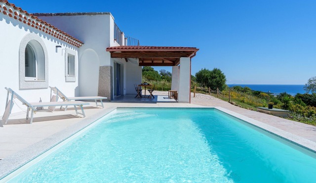 Villa Del Cardo with Private Pool, Sea Views, Wi-Fi, and Air Conditioning