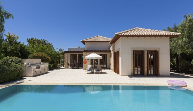 Villa Iris - Three Bedroom Resort, Sleeps 6 in Kouklia