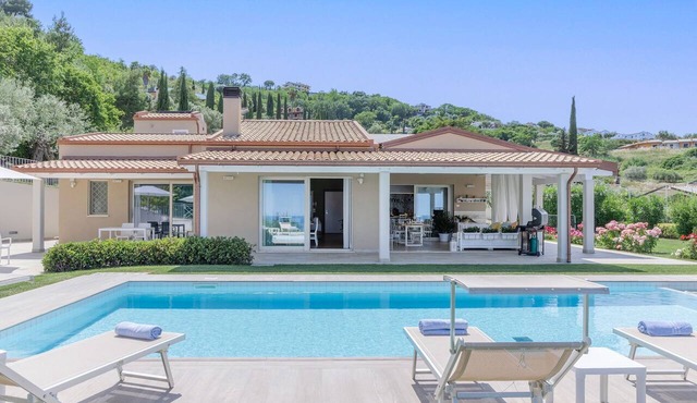 Villa with a heated pool and sea views, just 10 minutes from the beaches of San Benedetto del Tronto in Acquaviva Picena