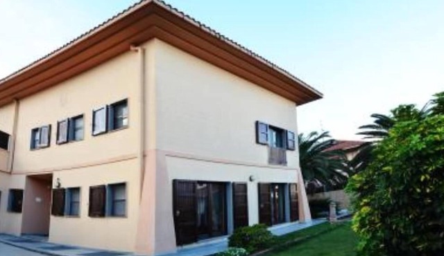 Villa with garden in residential area for rent