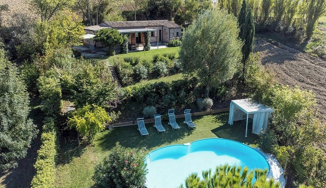 Villa with views of Ostra and Marche countryside