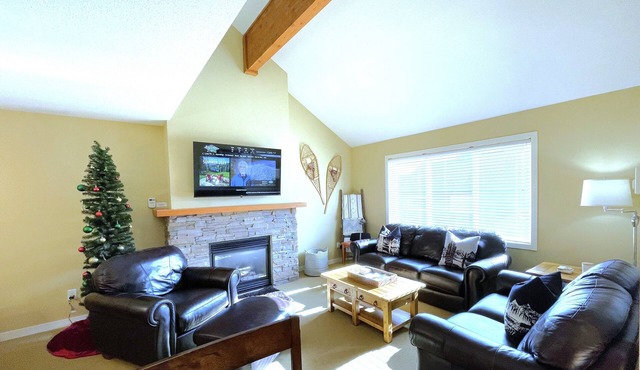 Village Centre Executive Townhome with Private Hot Tub in Big White Ski Resort