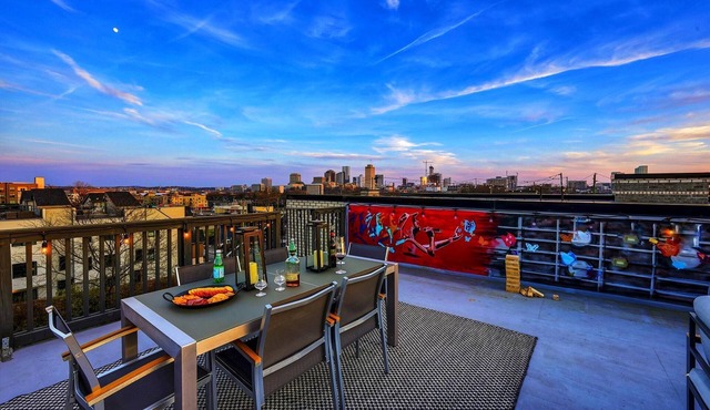 Walk2Germantown Rooftop Firepit Downtown Skyline King Suite 2-Car Garage in Nashville