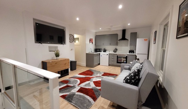 Wallgate Apartment B- A cosy Grade II listed apartment with Roman wall in garden in Colchester
