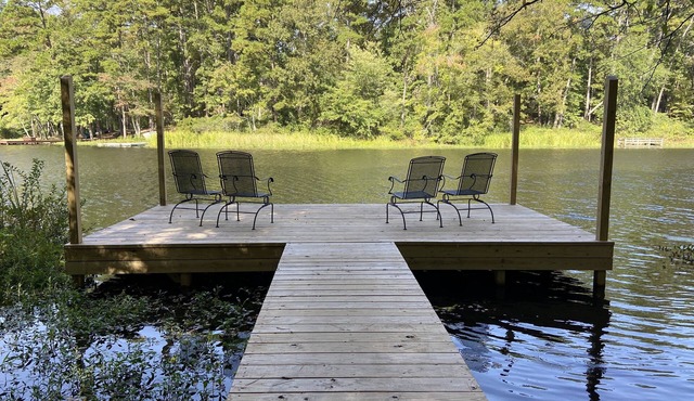 Waterfront Cabin on Holly Lake, sleeps 6, private boat dock with canoe in Holly Lake Ranch
