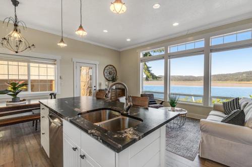 Waterfront home with amazing views & hot tub - public water access 1 mile away in Waldport