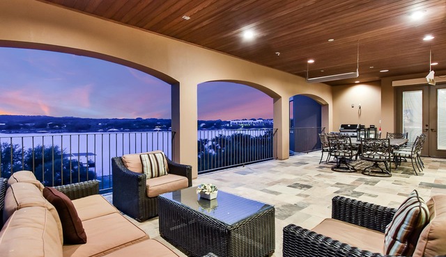 Waterfront on Lake Travis w/a large Game Room and dock for fishing and boating! in Lago Vista