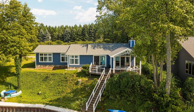 Waterfront Suttons Bay Home - 3BR/2BA - Newly Renovated - Stunning Bay Views in Suttons Bay