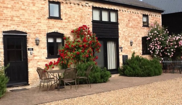 Whimsical Farm Cottage in picturesque village in Great Eversden