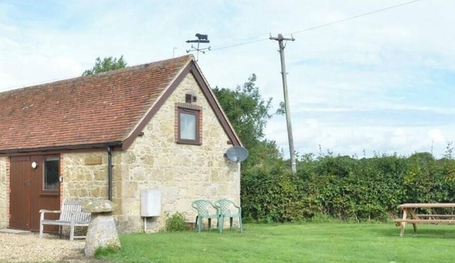 Willows - a barn that sleeps 2 guests in 1 bedroom plus 2 on sofa bed [lounge] in Calbourne