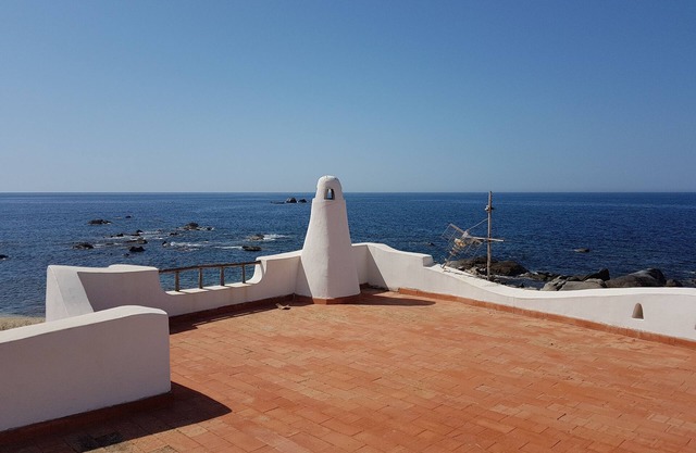 House dominant position on the sea with garden