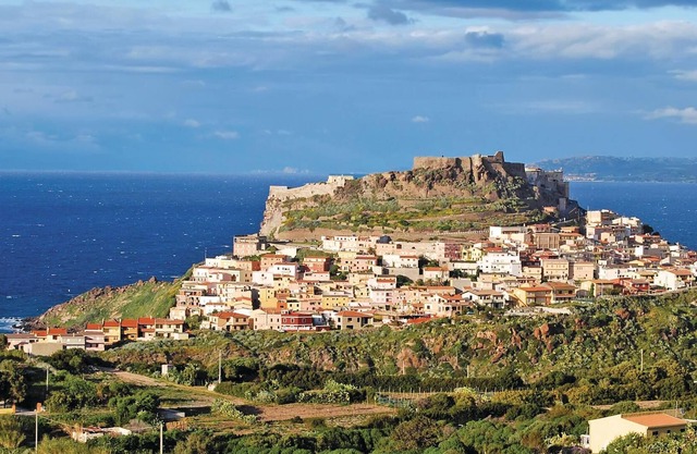 This apartment is located in a residential complex in front of the tourist port of Castelsardo, in S
